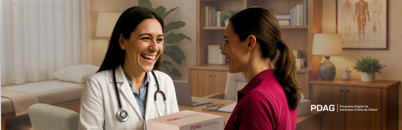 médica feliz recebendo suas amostras em seu consultório