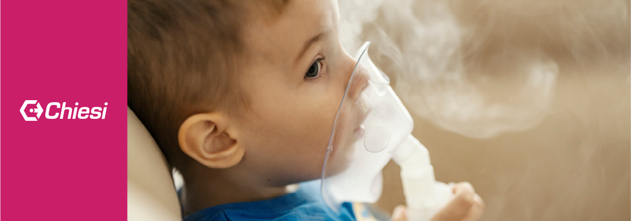 Criança fazendo inalação com nebulizador 