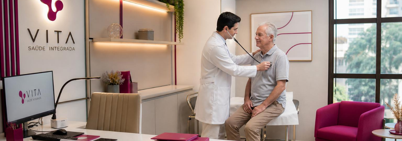 homem idoso com DPOC em consulta médica com médico homem