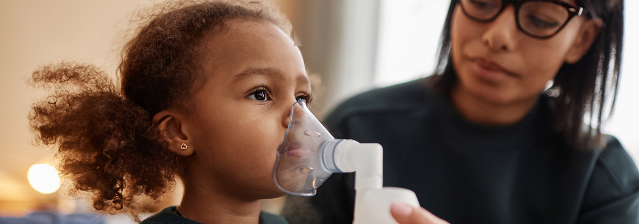Criança fazendo inalação com nebulizador 