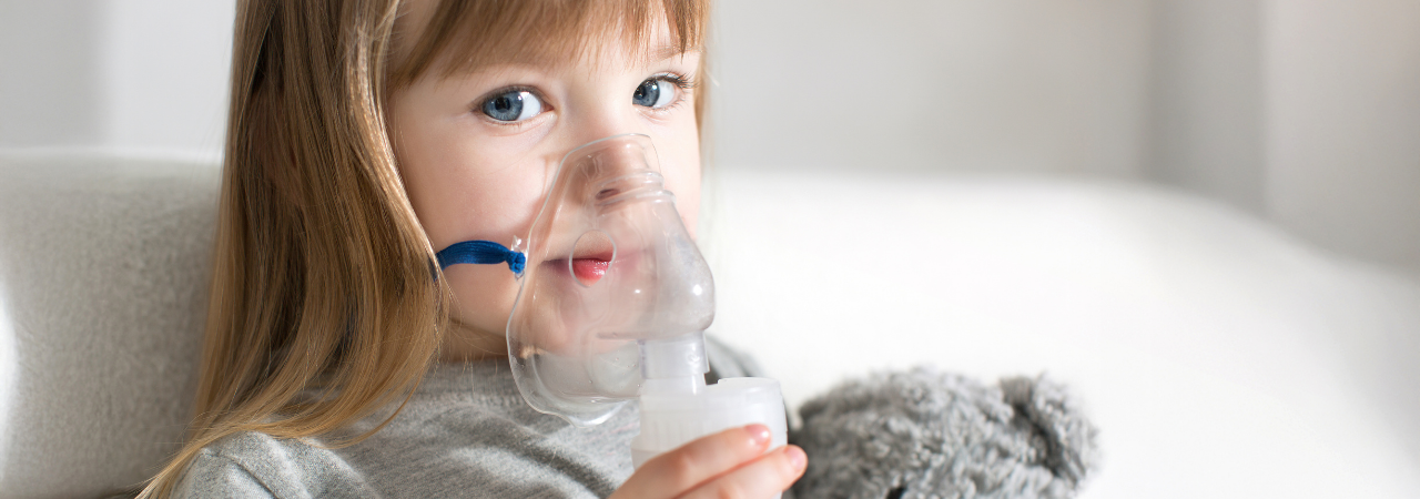 Criança fazendo inalação com nebulizador 