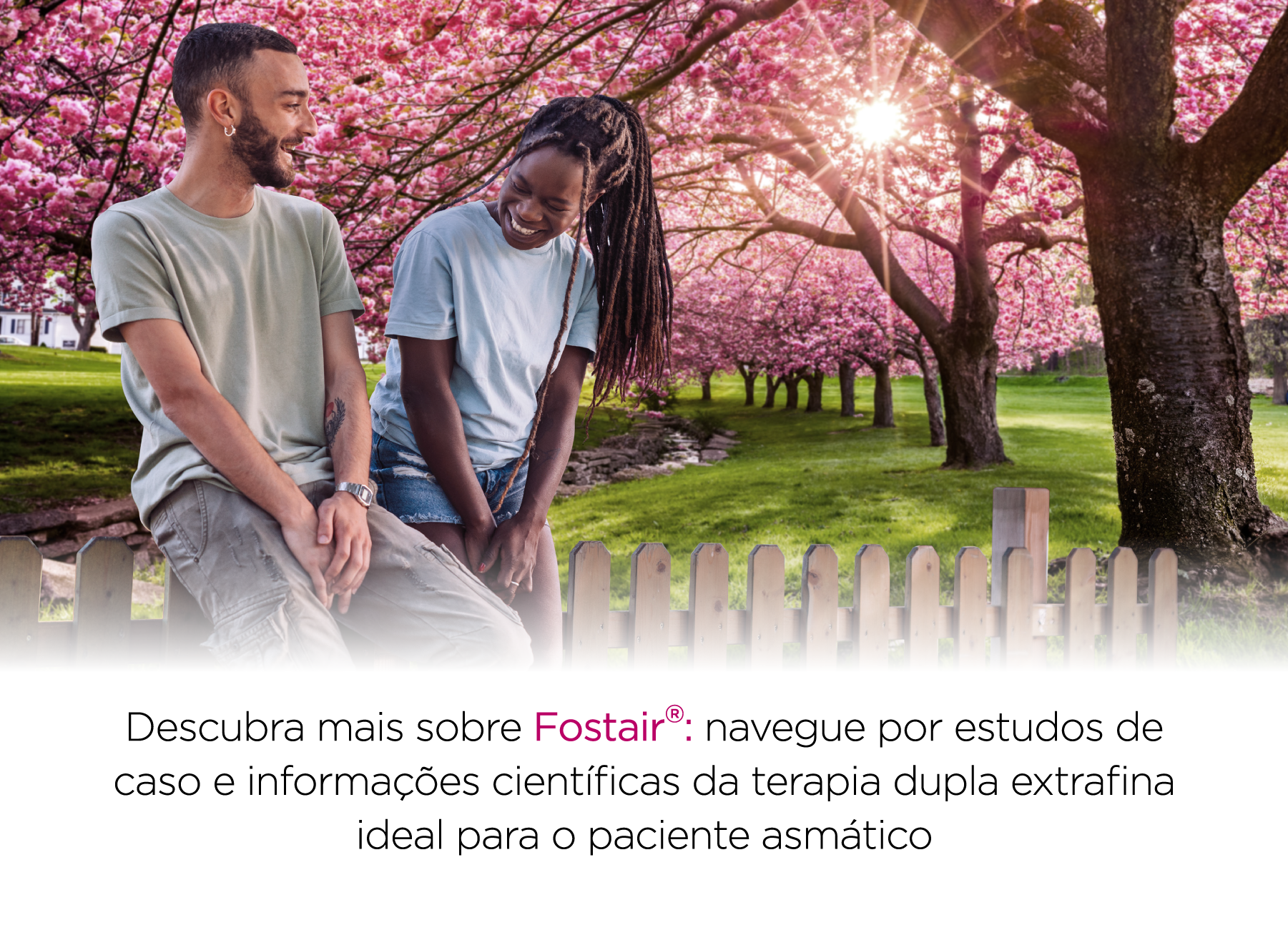 Fotografia de um homem e uma mulher dando risada, com a imagem de um campo repleto de árvores floridas. Abaixo, o título "Descubra mais sobre o Fostair®: navegue por estudos de caso e informações científicas da terapia dupla extrafina ideal para o paciente asmático".