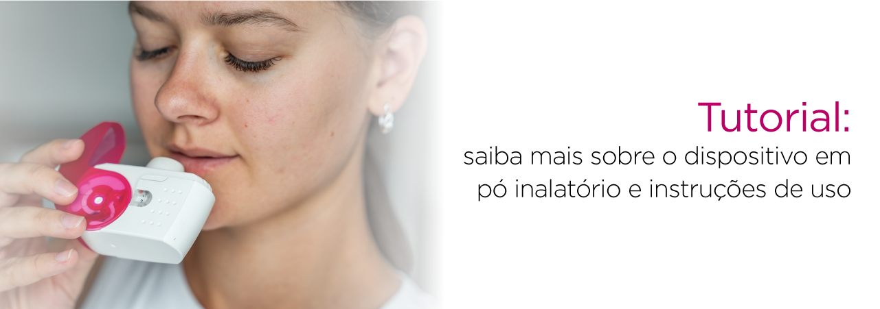 Imagem de uma mulher utilizando um dispositivo DPI e os dizeres "tutorial: saiba mais sobre o dispositivo em pó inalatório e instruções de uso"
